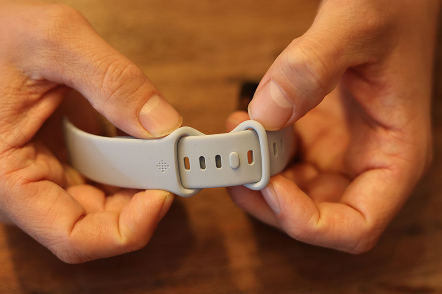 Man sieht das Armband der Fitbit Sense 2